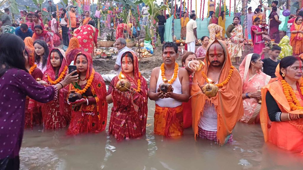 उदाउँदो सूर्यलाई अर्घ्य दिएर समापन गरियो छठ