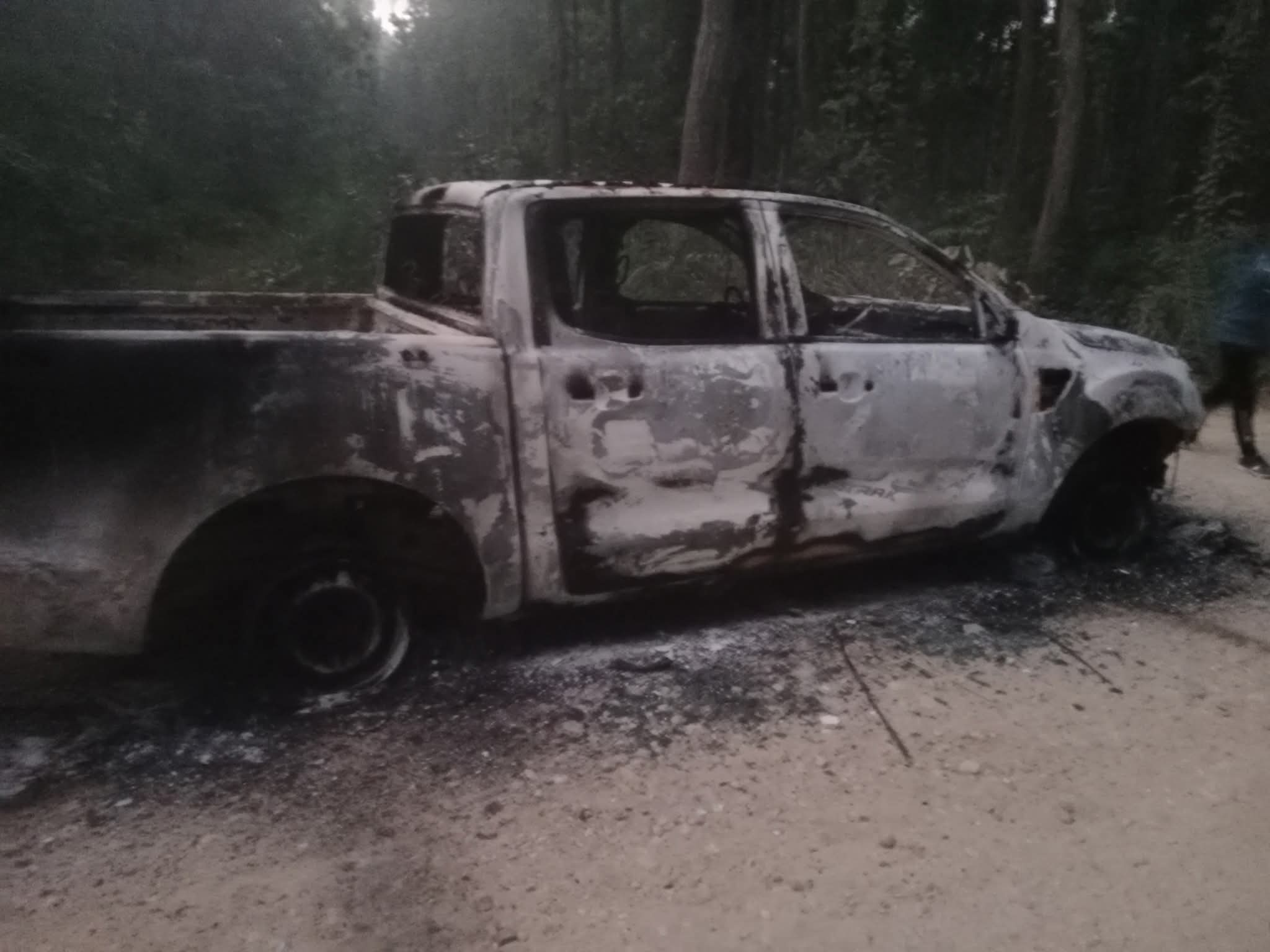 गढवा मार्गमा डबल क्याप पिकअप दुर्घटनाग्रस्त, गाडीमा आगलागी