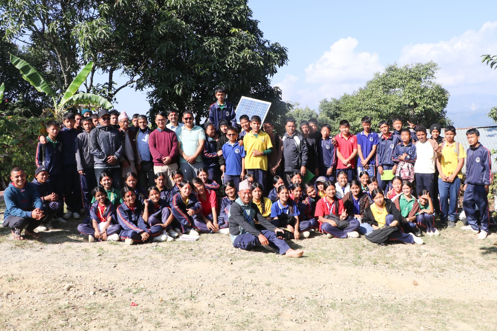 किताबमा पढेको मन्दिरको बारे जानकारी लिन गोरखाका विद्यार्थी देवीकोट पुगे