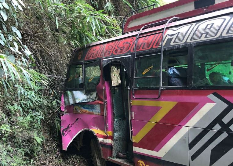 दाङबाट शैक्षिक भ्रमणमा गएको विद्यार्थी बोकेको बस पाल्पामा दुर्घटना