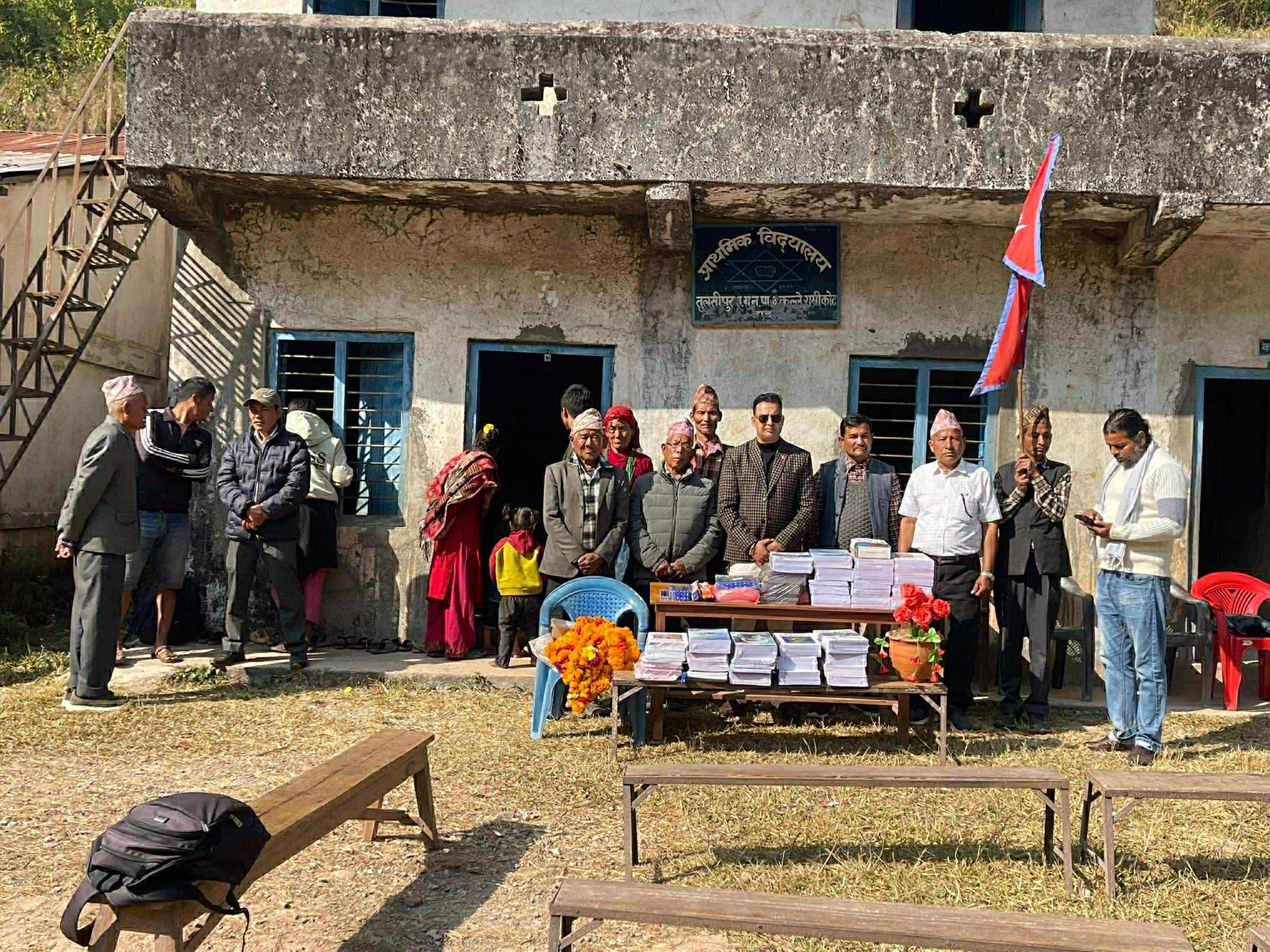 प्रावि राम्रीकोटका विद्यार्थीलाई शैक्षिक सामग्री वितरण