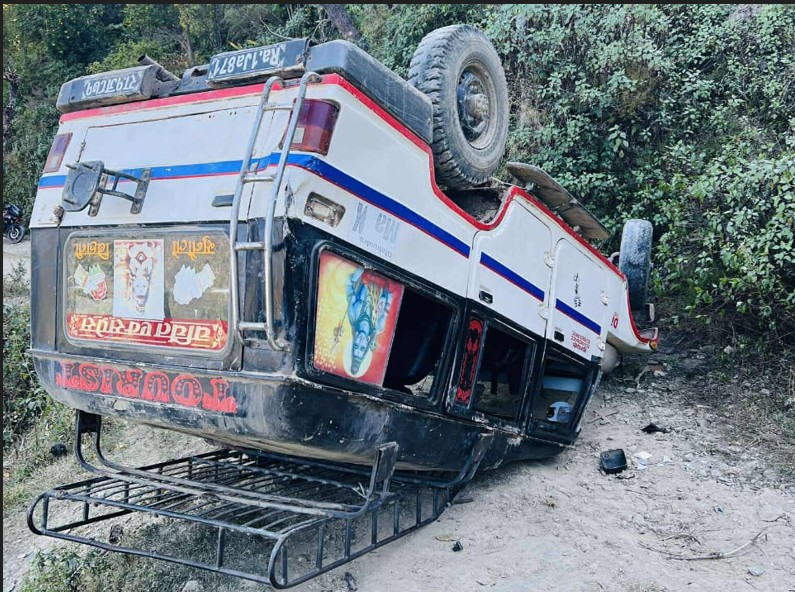 शैक्षिक भ्रमणमा जाँदै गरेको जीप पल्टिदा १० जना घाइते