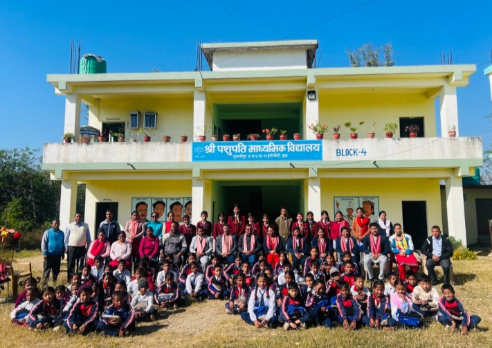 गुरुकुल एकेडेमी तुलसीपुरद्वारा विद्यार्थीहरुलाई न्यानो कपडा वितरण