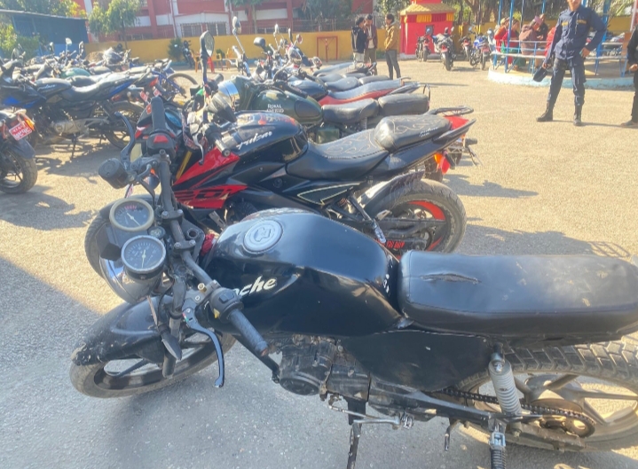 तुलसीपुरमा ठूलो श्वरमा मोटरसाईकल पड्काउनेलाई कारवाही