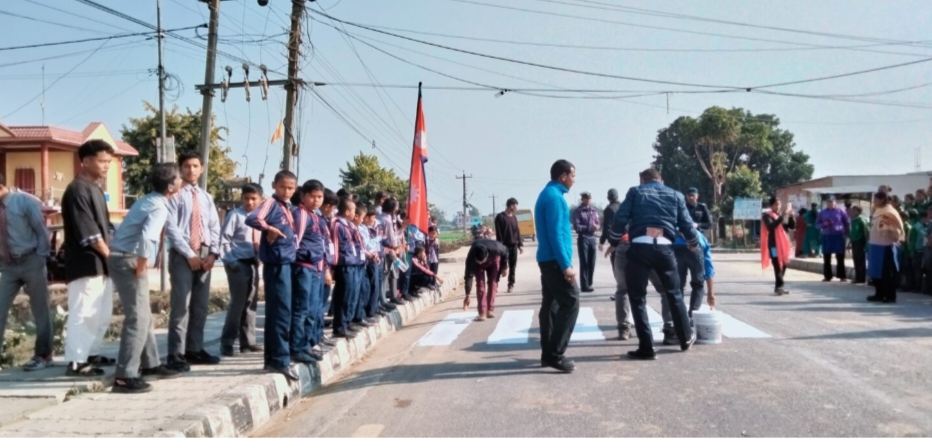 राजपुरमा संस्थागत विद्यालय समन्वय समितिद्वारा जेब्रा क्रसिङ निर्माण