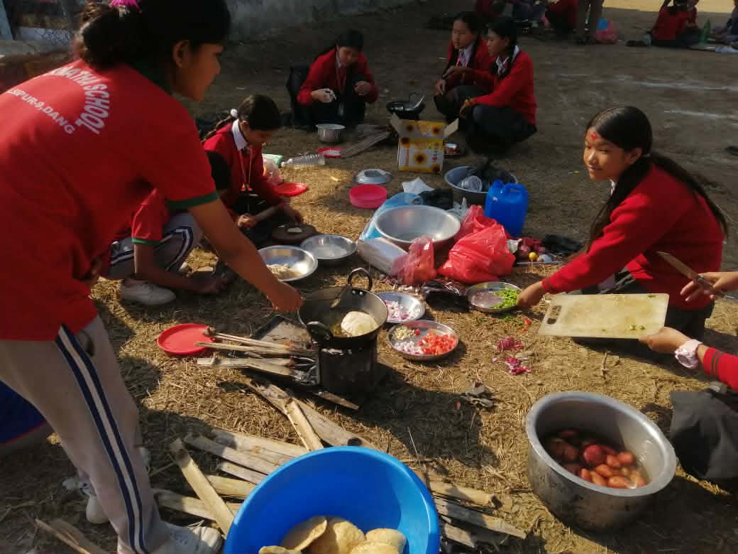 तुलसीपुर–९ बेलुवास्थित सगरमाथा स्कुलमा अध्ययनरत विद्यार्थीहरूले आज उत्साहपूर्ण वातावरणमा फुड फेस्टिवल कार्यक्रम सफलतापूर्वक सम्पन्न गरेका छन्।